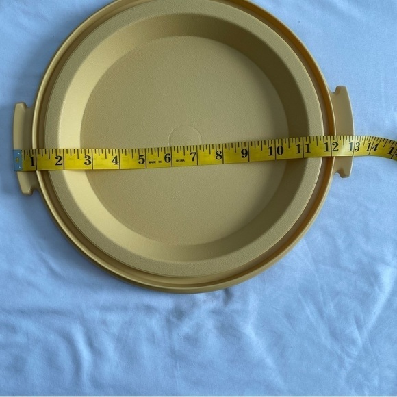 Vintage Tupperware Harvest Gold 719-2 Pie Carrier Base Only - Picture 3 of 3